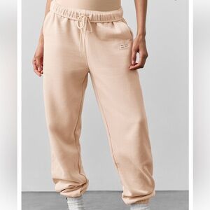 ALO Yoga Accolade Sweatpants in Macadamia